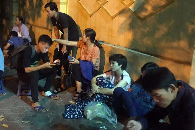 Bạn của S. cùng người thân có mặt tại Hà Nội.