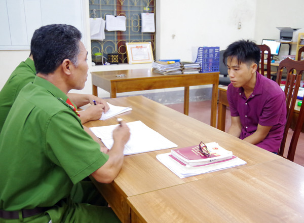 Nghi phạm Tỉnh tại cơ quan điều tra. Ảnh: Báo Hà Giang.