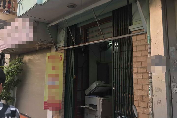 Trung tâm tin học tháo dỡ biển hiệu.