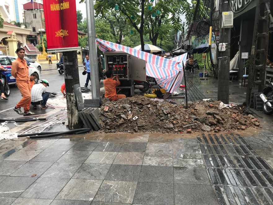 Vỉa hè Hà Nội vừa lát đá tự nhiên 'bền 70 năm' lại bị cày xới