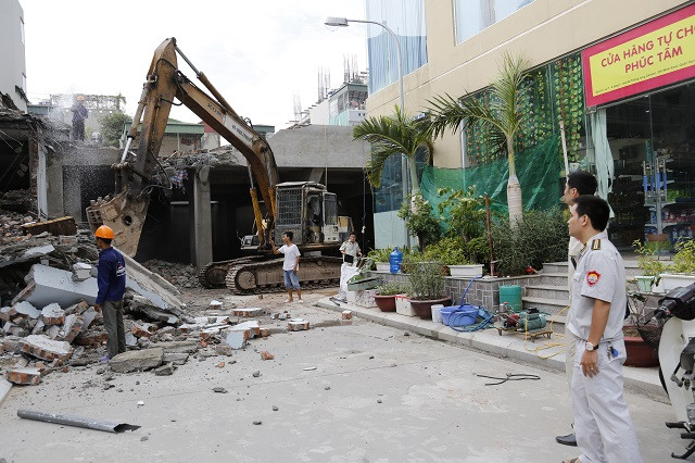  Thanh tra xây dựng TP giám sát cưỡng chế công trình xây dựng sai phép tại quận Hai Bà Trưng. Ảnh: Hải Linh 