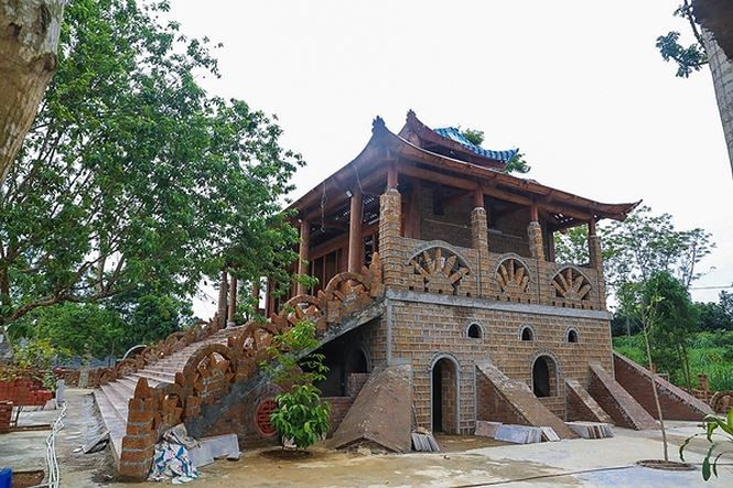 Cưỡng chế tháo dỡ 'cung điện công chúa' ở Ba Vì- Hà Nội .