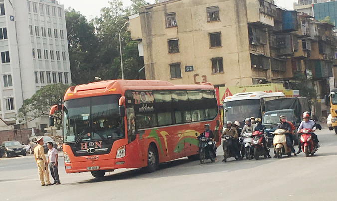 Sau khi được phóng viên đề nghị, CSGT kiểm tra, phát hiện xe khách 29B-10081 vi phạm luồng tuyến, sai hành trình trên đường Khuất Duy Tiến ngày 21/2.