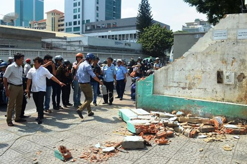 Bức tường lấn chiếm vỉa hè bị đập bỏ.