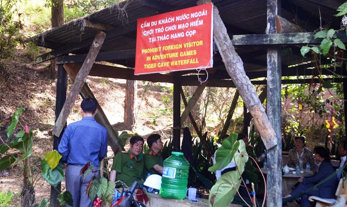 Biển cấm chơi trò chơi mạo hiểm đã được treo từ lâu tại thác Hang Cọp.