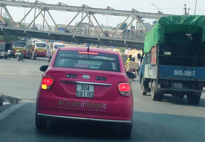 Một xe Grab trên đường phố Hà Nội. Ảnh: Sỹ Lực.