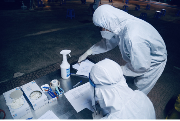 Công tác lấy mẫu xét nghiệm được thực hiện khẩn trương cả ngày và đêm để khoanh vùng, dập dịch.