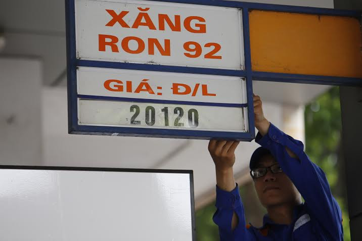 Mặt hàng xăng A92 giảm xuống còn 20.120 đồng/lít. Ảnh: Như Ý