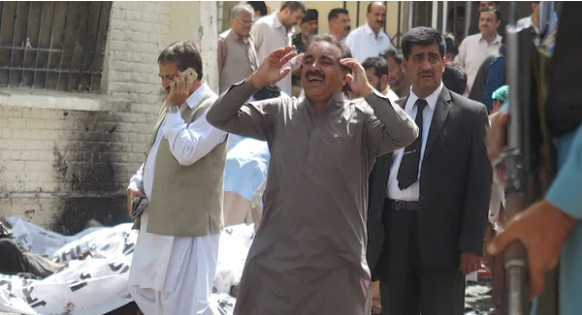 Hiện trường vụ đánh bom tự sát vào bệnh viện ở Pakistan.