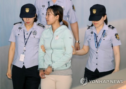 Chung Yoo-ra được đưa đến Tòa án quận trung tâm Seoul để tham gia buổi điều trần về tính hợp pháp của việc giam giữ cô vào ngày 2/6. Ảnh: Yonhap