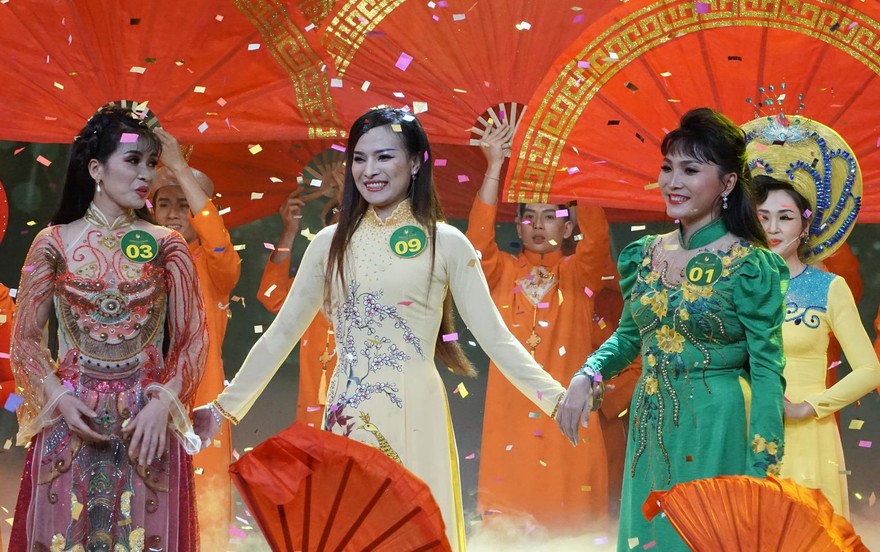 Nguyễn Thị Diệu Hiền đến từ Long An đoạt Chuông vàng vọng cổ 2021