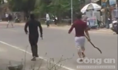 Hai nhóm thanh niên mang hung khí lao vào nhau.