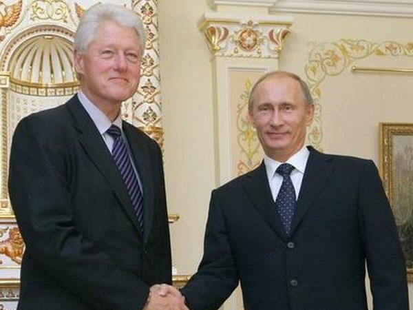 Cựu Tổng thống Mỹ Bill Clinton và Tổng thống Nga Putin. (Nguồn: AP)