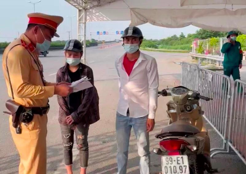 Đôi năm nữ dùng nhiều giấy tờ đóng dấu treo khác nhau bị tạm giữ ở chốt cầu Thanh Trì chiều 12/9.