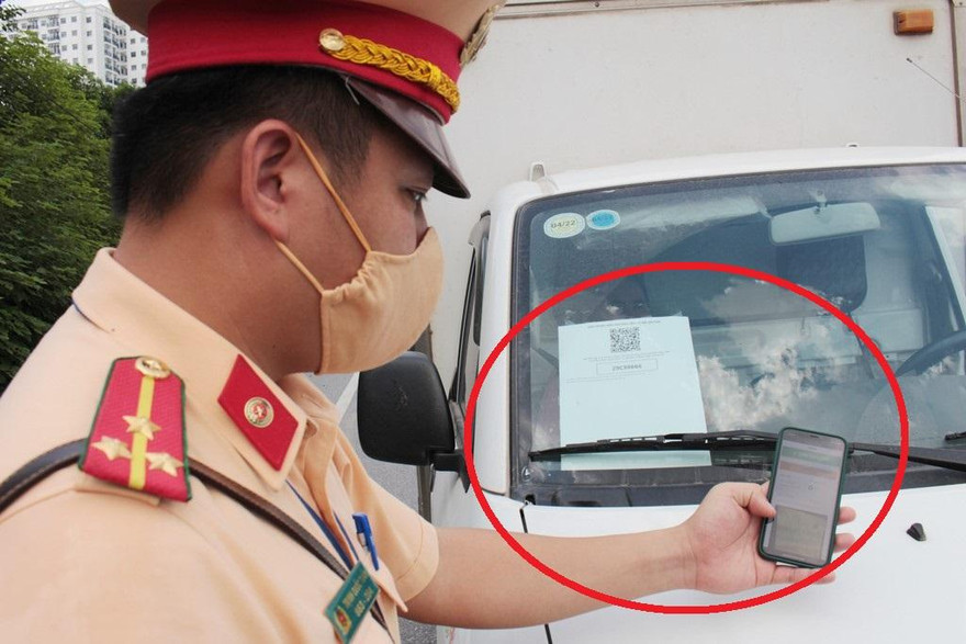 CSGT thực hiện quyét mã giấy đi đường tại các chốt cửa ngõ. Ảnh: Trọng Đảng