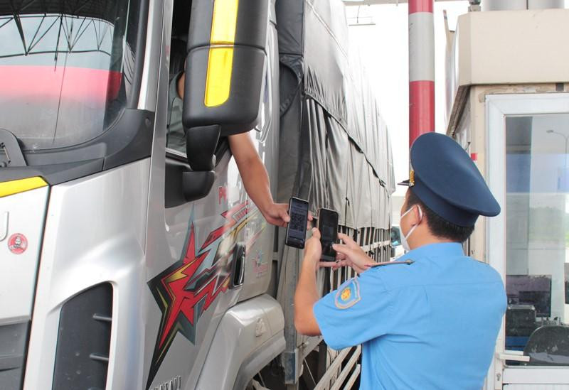 Thanh tra quét mã bằng điện thoại, kiểm tra giấy luồng xanh lái xe tại chốt Pháp Vân - Cầu Giẽ ngày 17/9. Ảnh: T.Đảng