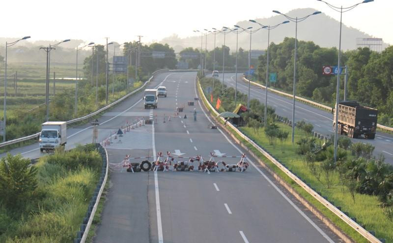 Đường cao tốc về Hà Nội bị ngăn đôi do VEC dựng rào tổ chức lại giao thông thu phí. Ảnh: X.H