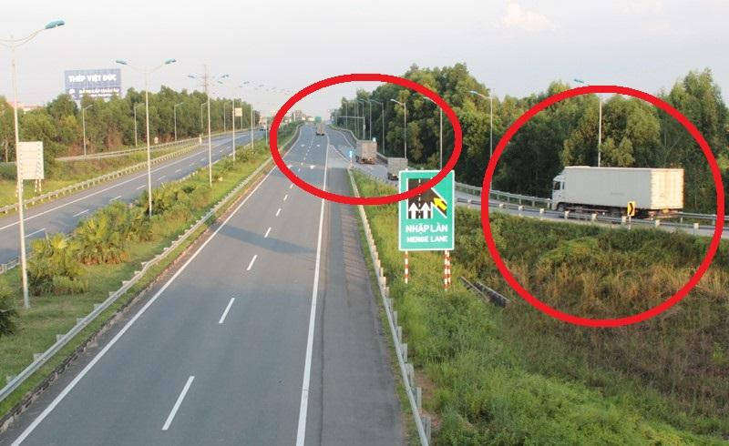 Phương tiện đi vòng ra trạm IC3 và quay lại cao tốc Nội Bài - Lào Cai sau khi đã trả phí. 