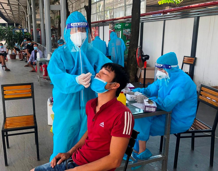 Y tế lấy mẫu làm test nhanh cho tài xế tại bến xe Nước Ngầm. Ảnh: T.Đảng