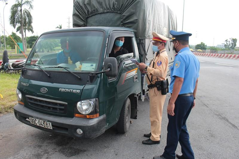 Liên ngành kiểm tra giấy đi đường của xe ô tô chở hàng vào vùng đỏ. ảnh: Anh Trọng