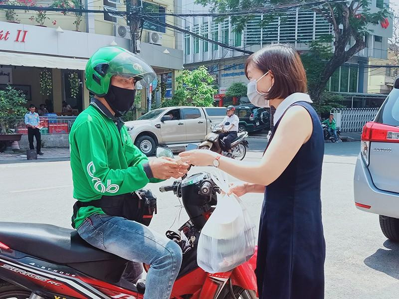 Nhân viên vận chuyển hàng trên địa bàn Hà Nội.