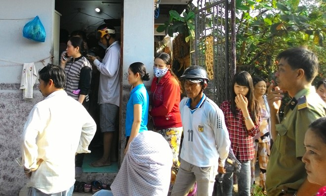 Người dân theo dõi hiện trường bà Huệ tử tử