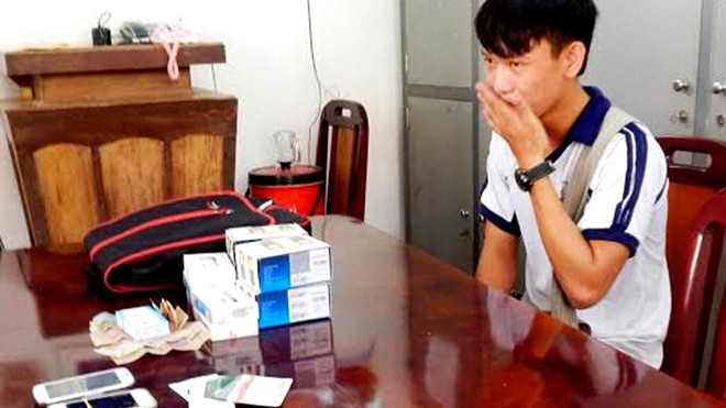 Phan Hoàng Phúc cùng tang vật tại cơ quan điều tra