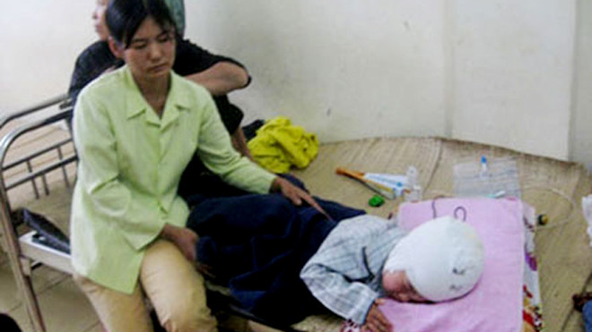 Chị H. đang chăm sóc cháu H. tại bệnh viện Nhi Thanh Hóa