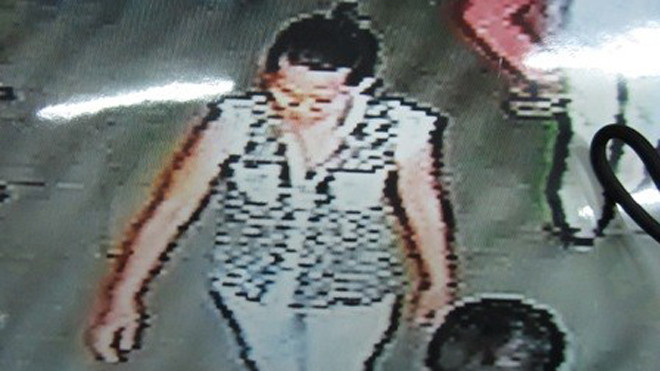 Người phụ nữ tình nghi bắt cóc cháu bé (Ảnh từ camera ở bệnh viện)