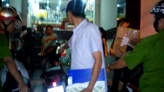 Công an tiến hành kiểm tra tiệm vàng Hoàng Mai. Ảnh: Công Nguyên 