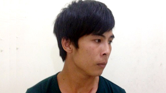 Gã trai "đòi yêu" cô chủ cũ. Ảnh: Việt Đức