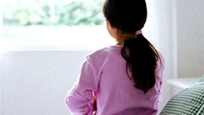 Bị hiếp dâm, bé gái 10 tuổi dùng ĐTDĐ quay clip tố cáo kẻ đồi bại. Ảnh minh họa