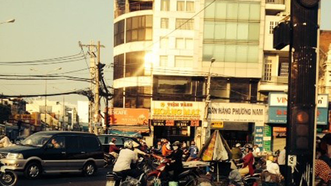 Tiệm vàng Hoàng Mai lúc bị khám xét