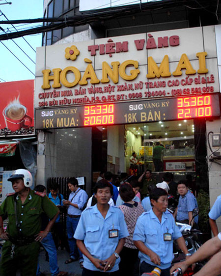 Tiệm vàng Hoàng Mai bị lực lương chức năng “bao vây” chiều 24/4