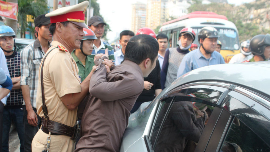 Lực lượng CSGT phải dừng phương pháp nghiệp vụ để xử lý hiện trường