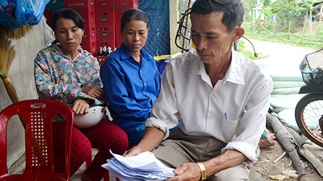 Ông Nguyễn Đăng Hải bên chồng đơn tự thú của người dân Nhĩ Trung. Sáng 7/4, chồng đơn này đã được gửi lên công an huyện Gio Linh chờ xử lý. Ảnh: Quang Hà.