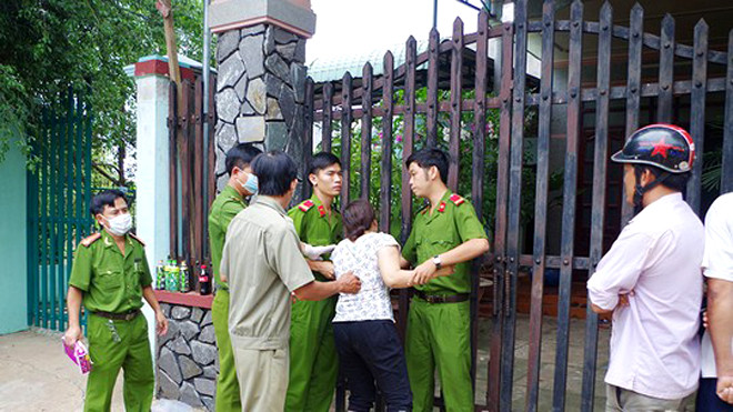 Công an phong tỏa trước cổng ngôi nhà xảy ra án mạng