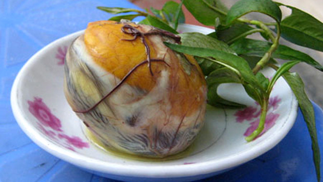 Thai phụ nguy kịch sau khi ăn trứng vịt lộn