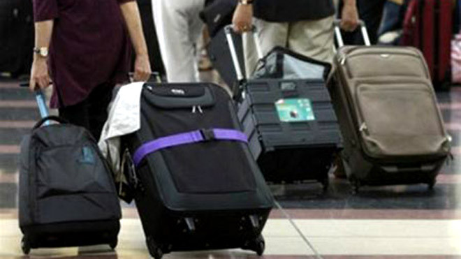 Soi chiếu hành lý không thấy khách nào mang nhiều tiền mặt. Ảnh minh họa