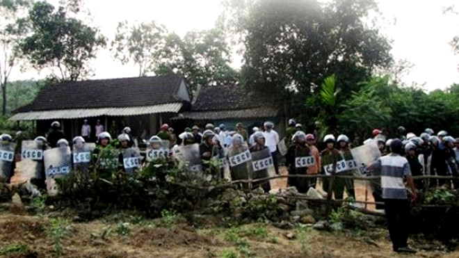 Gần 100 CSCĐ vào giải cứu 4 công an bị người dân vây nhốt