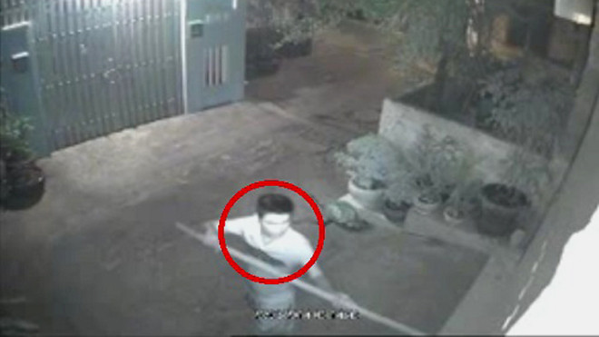 Tên trộm dùng sào móc chìa khóa ở trong nhà