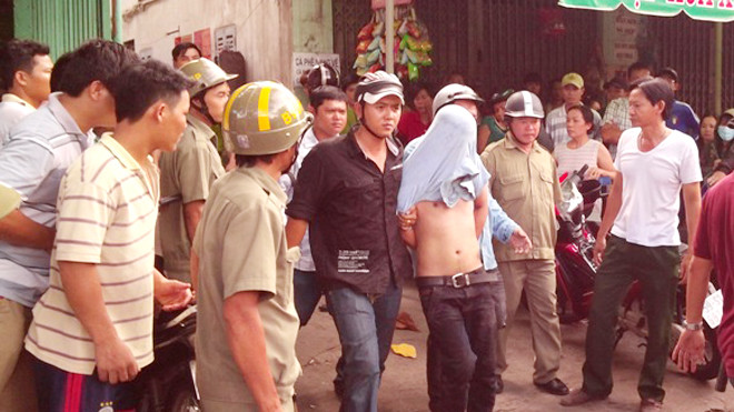 Đối tượng Tuấn bị đưa về trụ sở công an