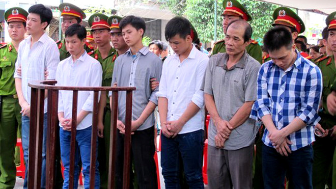 Băng cướp dùng dao đâm xe ôm không gớm tay