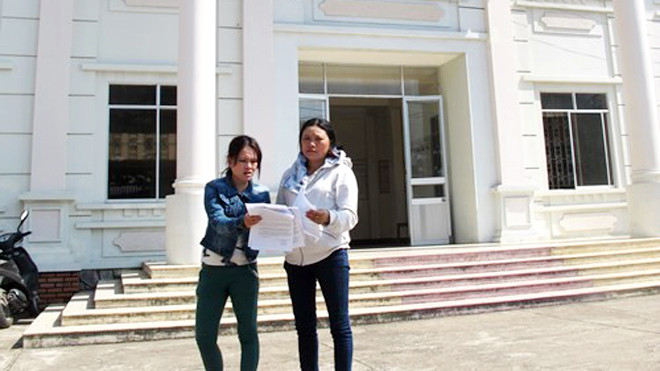 Chị Võ Thị Tâm (vợ anh Kiều, bên trái) cùng chị Ngô Thị Tuyết (chị anh Kiều) đến TAND TP Tuy Hòa nộp đơn kháng cáo chiều 10/4