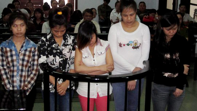 Bị cáo Hòa, Hạnh, Nhi, Như, Phụng (từ trái qua phải) tại tòa