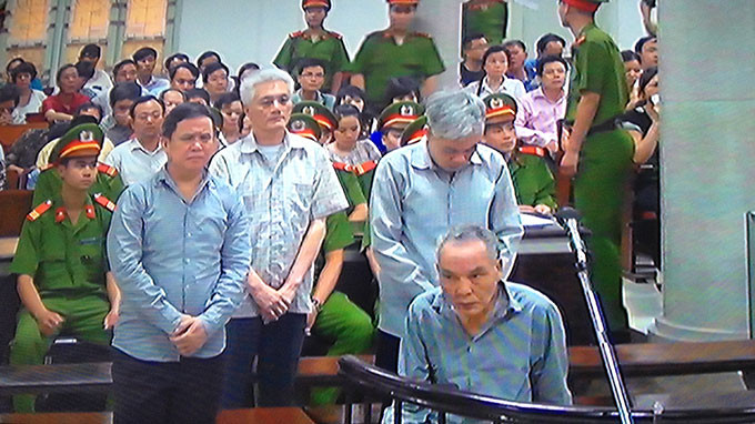 Các bị cáo nghe tuyên án chiều ngày 12-6 - Ảnh: T.L