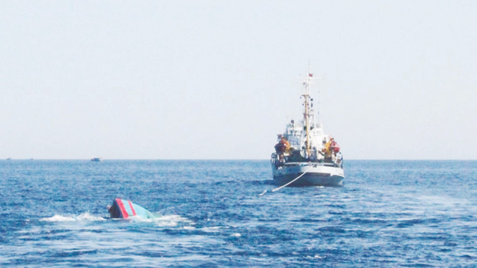 Tàu cá Việt Nam bị tàu Trung Quốc đâm chìm một cách vô nhân đạo 