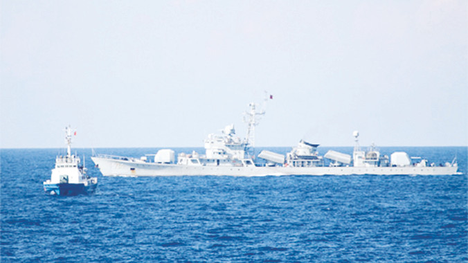 Tàu hộ vệ tên lửa số hiệu 534 của Trung Quốc ở Đông - Đông bắc giàn khoan Hải Dương 981 khoảng 18-20 hải lý	Ảnh: Cảnh sát biển Việt Nam