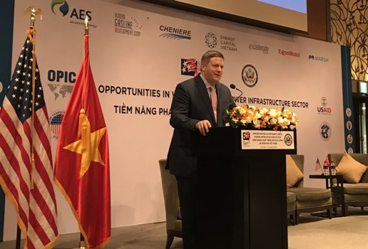 Quyền Trợ lý Bộ trưởng Thương mại Hoa Kỳ Ian Steff phát biểu tại Hội thảo. (ảnh: ĐSQ Mỹ)