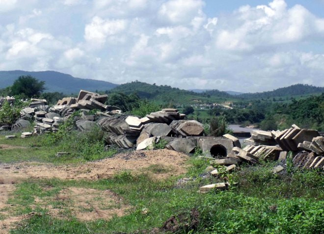 Bờ kè Ia Sol trước nguy cơ sạt lở khi mùa mưa đến và phần được gọi là đã thi công của Công ty Trung Đạt